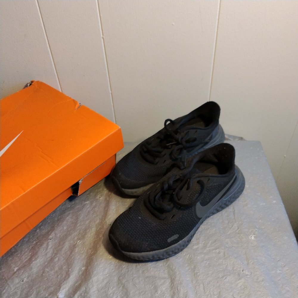 Nike Revolution 5 (GS) 3.5Y, Nike Black Sneakers